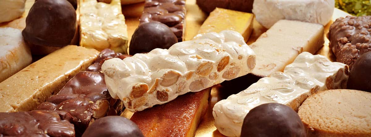 diferentes dulces navideños: turrón, bombones, mazapanes, garrapiñadas