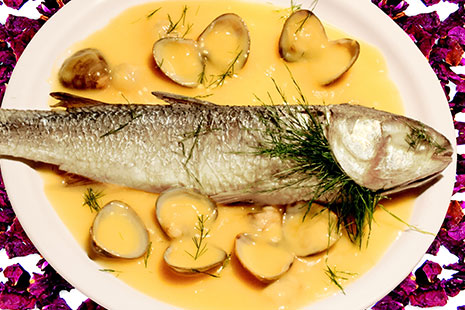 Plato con pescado, salsa amarilla y almejas