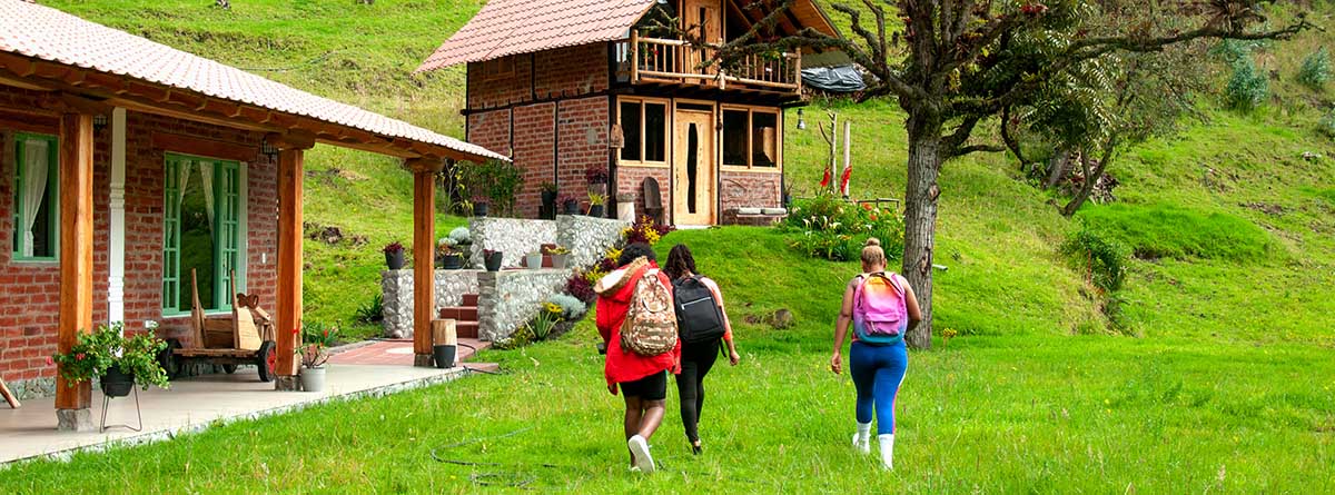 visitantes en un pueblo rural