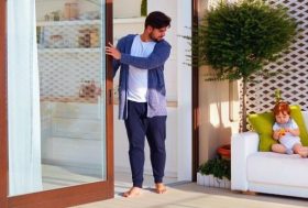 Hombre mirando cómo arreglar una puerta corrediza