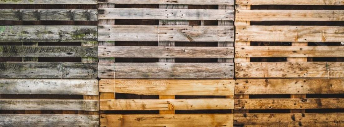 Cómo forrar paredes de madera paso a paso  Wooden pallet wall, Pallet  wall, Wood pallet wall