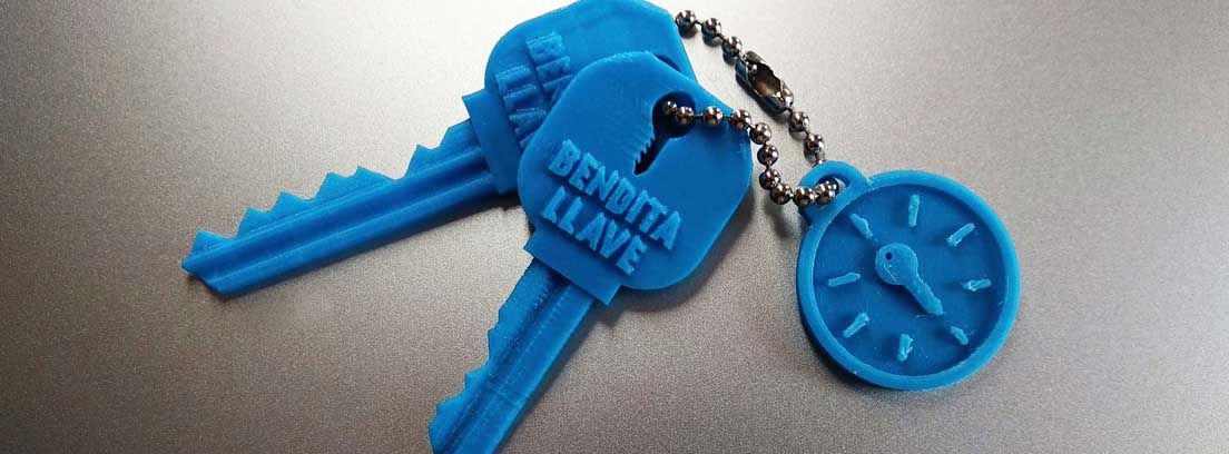 Juego de llaves impresas en 3D con el logo de Bendita llave