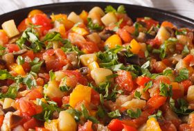 cazuela con calabacin, berenjena, pimiento verde, tomate y perejil