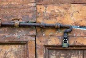 Puerta antigua con restos de carcoma