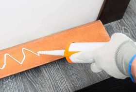 Tubo de silicona sobre una superficie naranja