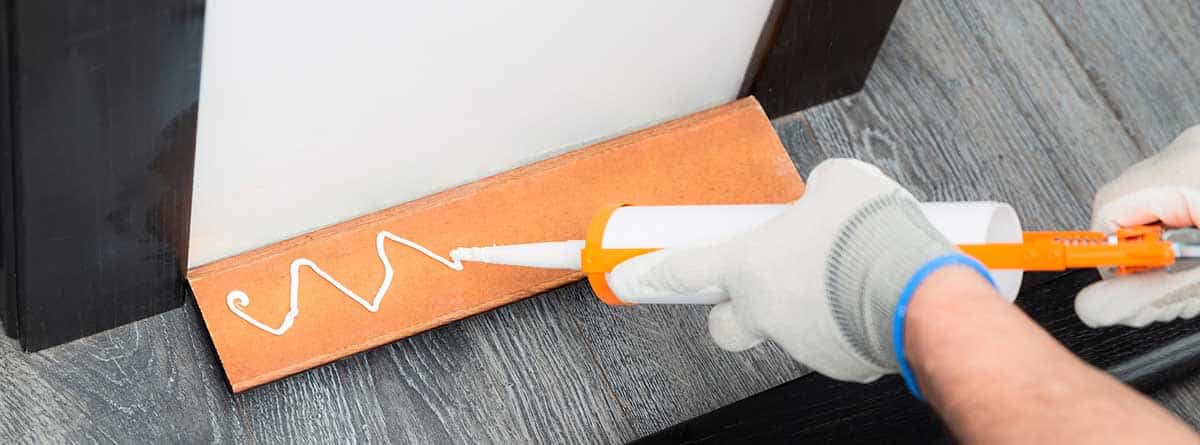 Tubo de silicona sobre una superficie naranja