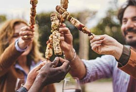 Grupo de personas comiendo en una barbacoa