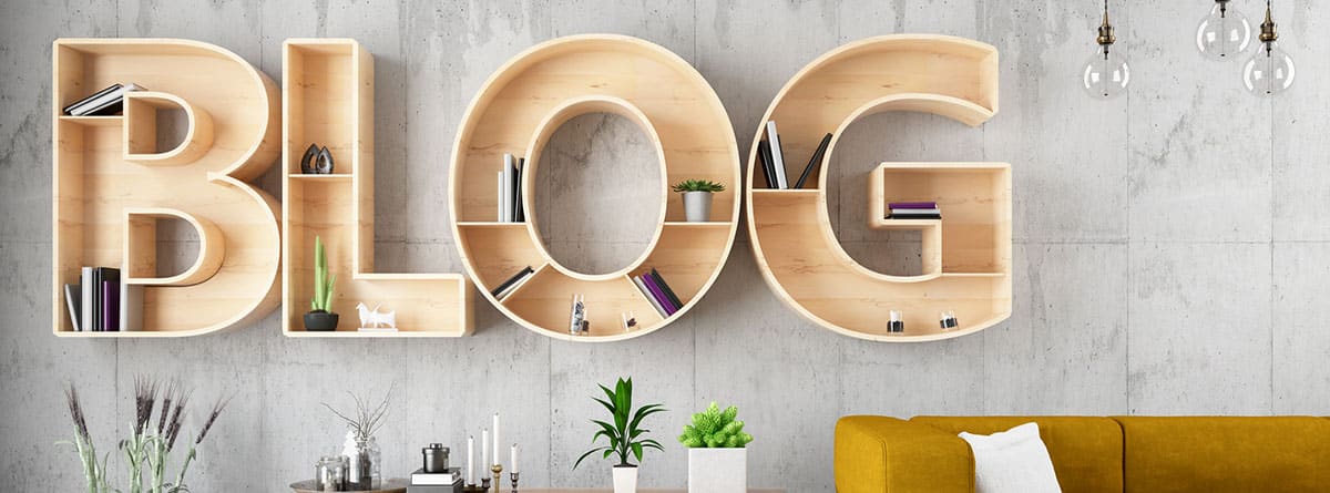 Decoración para salón con letras de madera en estantería