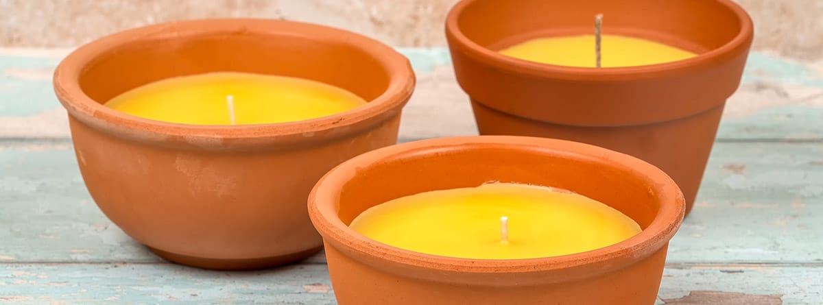 velas de citronela en vasijas de barro