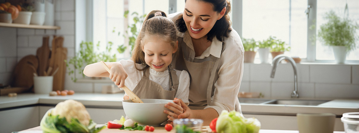 madre e hija cocinando en la cocina