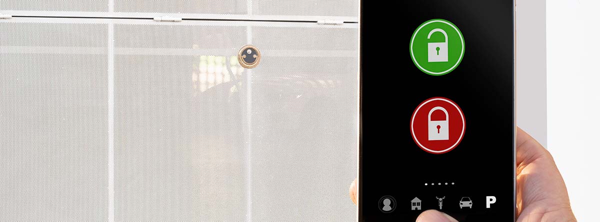 La Pantalla de un móvil muestra un candado abierto verde y otro cerrado rojo.