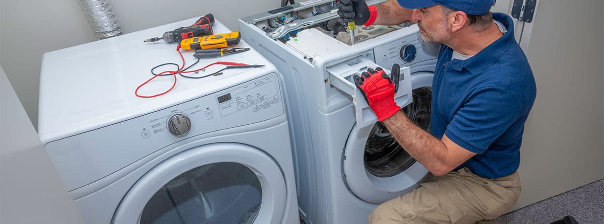 Hombre reparando una lavadora