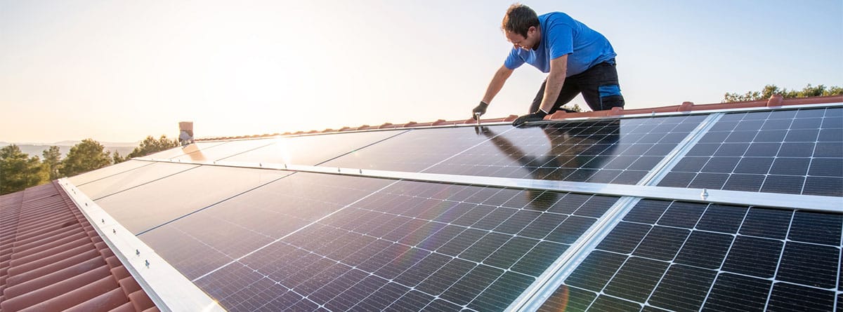 Instalación de tejas solares en una vivienda unifamiliar