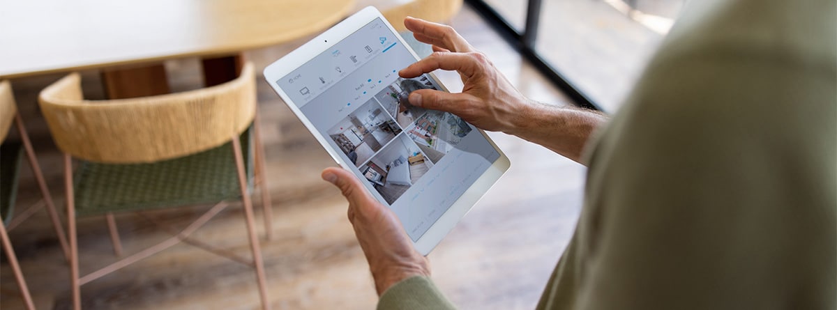 Manos ampliando una imagen de una cámara de seguridad en un ipad