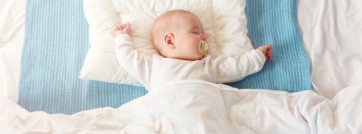 Bebé durmiendo plácidamente sobre una almohada