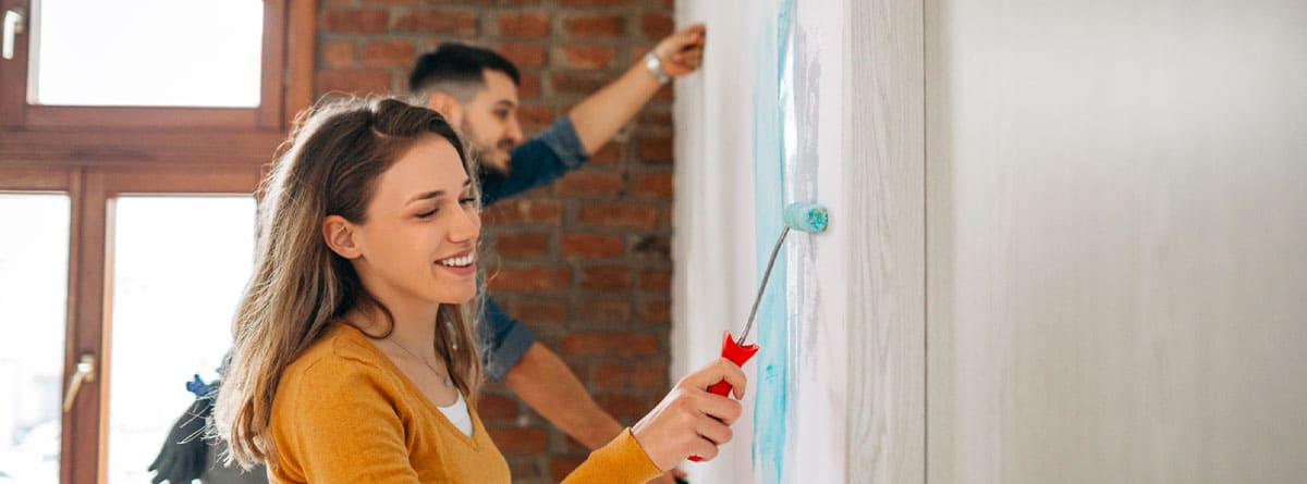 Pareja reformando una vivienda