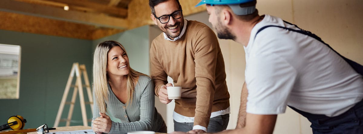 Una pareja comprando una vivienda para reformala