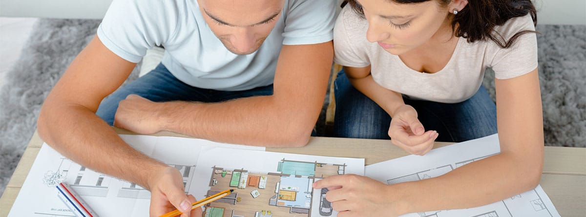 Pareja estudiando la obra en su piso antes de pedir permiso a la comunidad