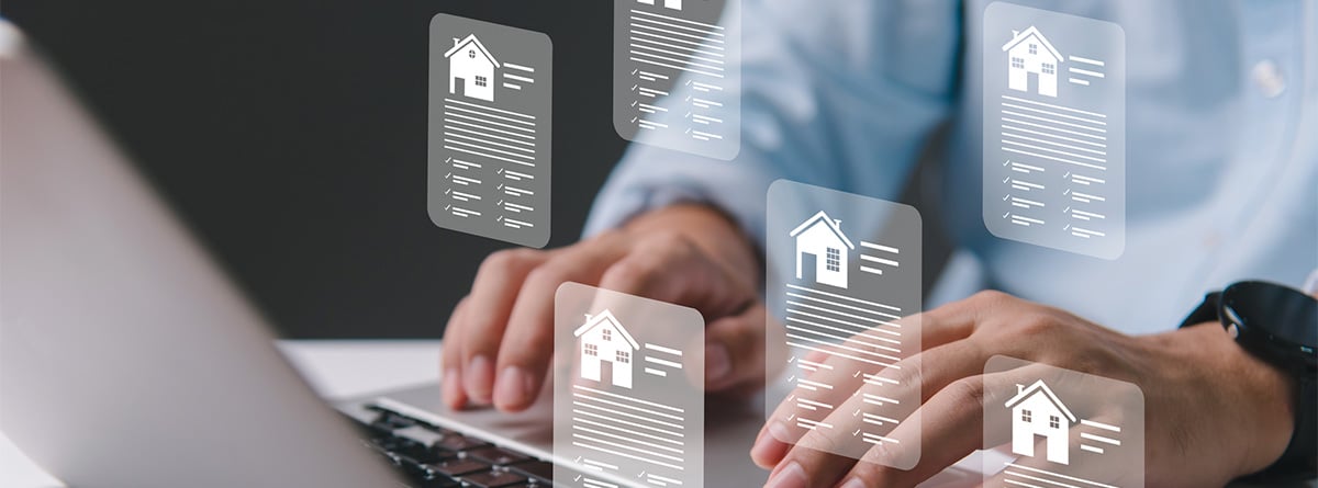 Persona buscando casa en un portal inmobiliario