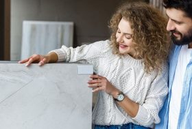 Pareja eligiendo suelo porcelánico para instalar sin obras