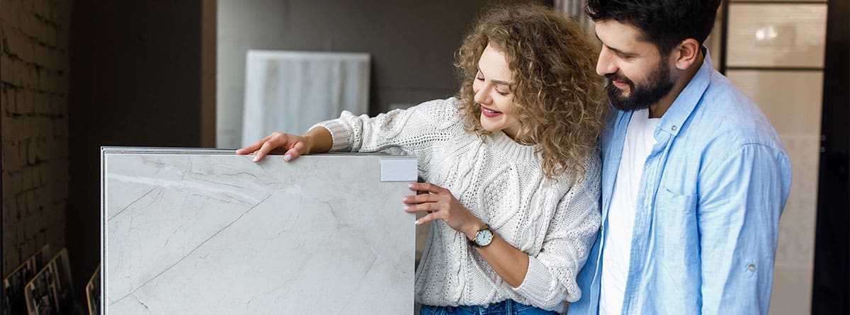 Pareja eligiendo suelo porcelánico para instalar sin obras