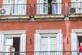 Edificio con vecinos asomados en los balcones