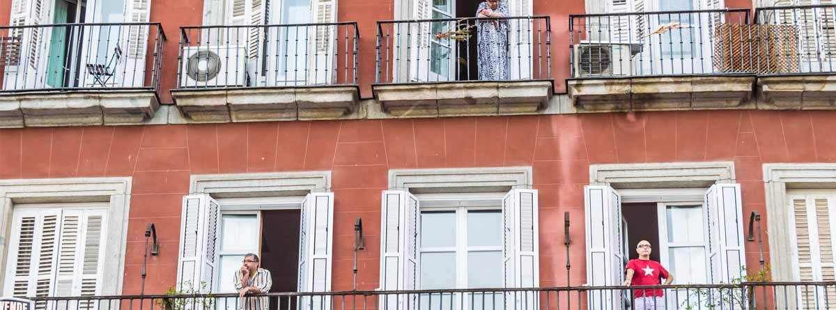 Edificio con vecinos asomados en los balcones