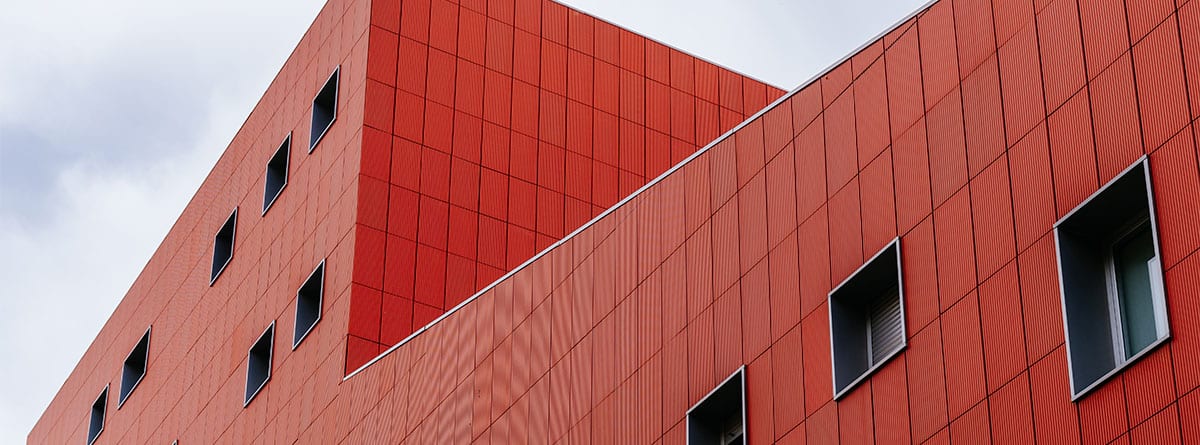 Edificio con fachada ventilada de paneles de composite