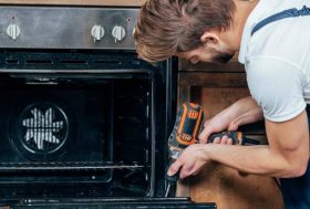 Hombre desmontando un horno