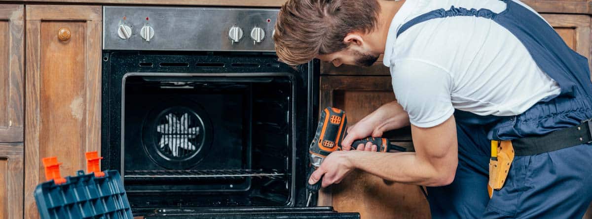 Hombre desmontando un horno