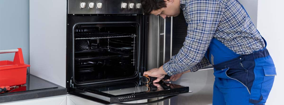 Hombre desmontando un horno