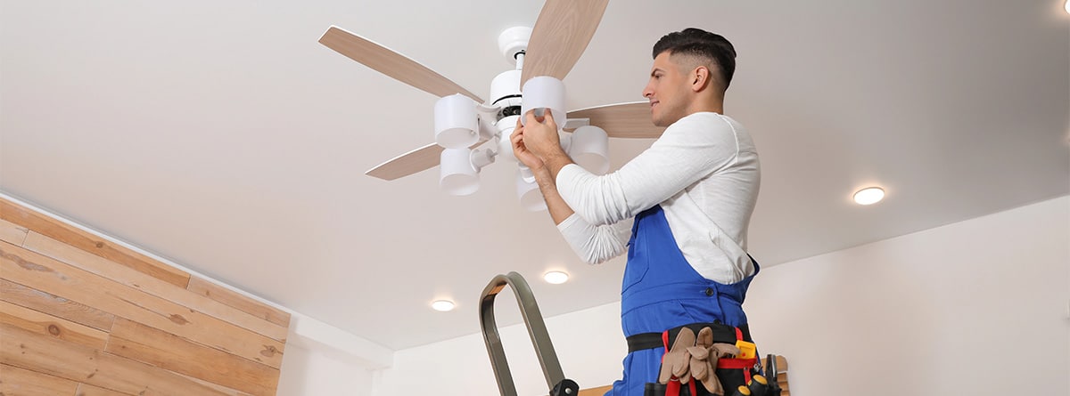 Técnico instalando ventilador de techo